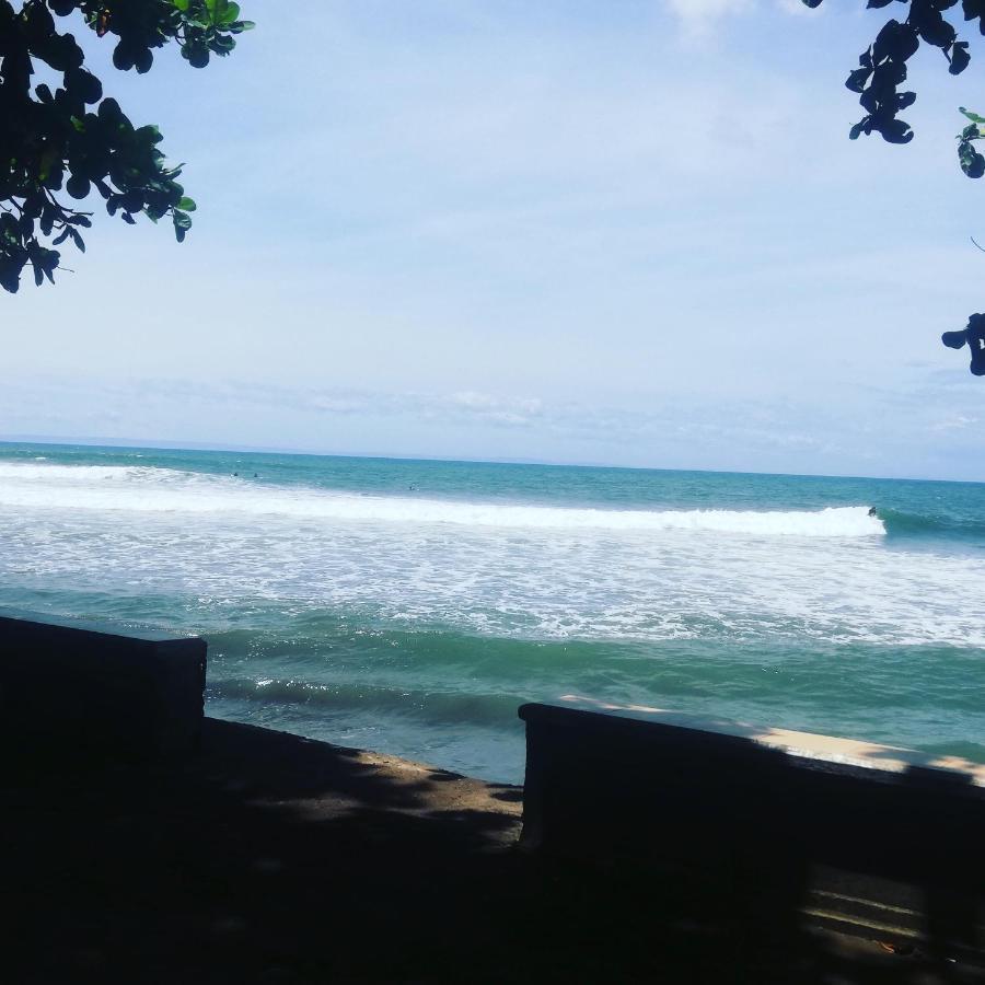 The Point Surfcamp Bali Hotell Pulukan Exteriör bild